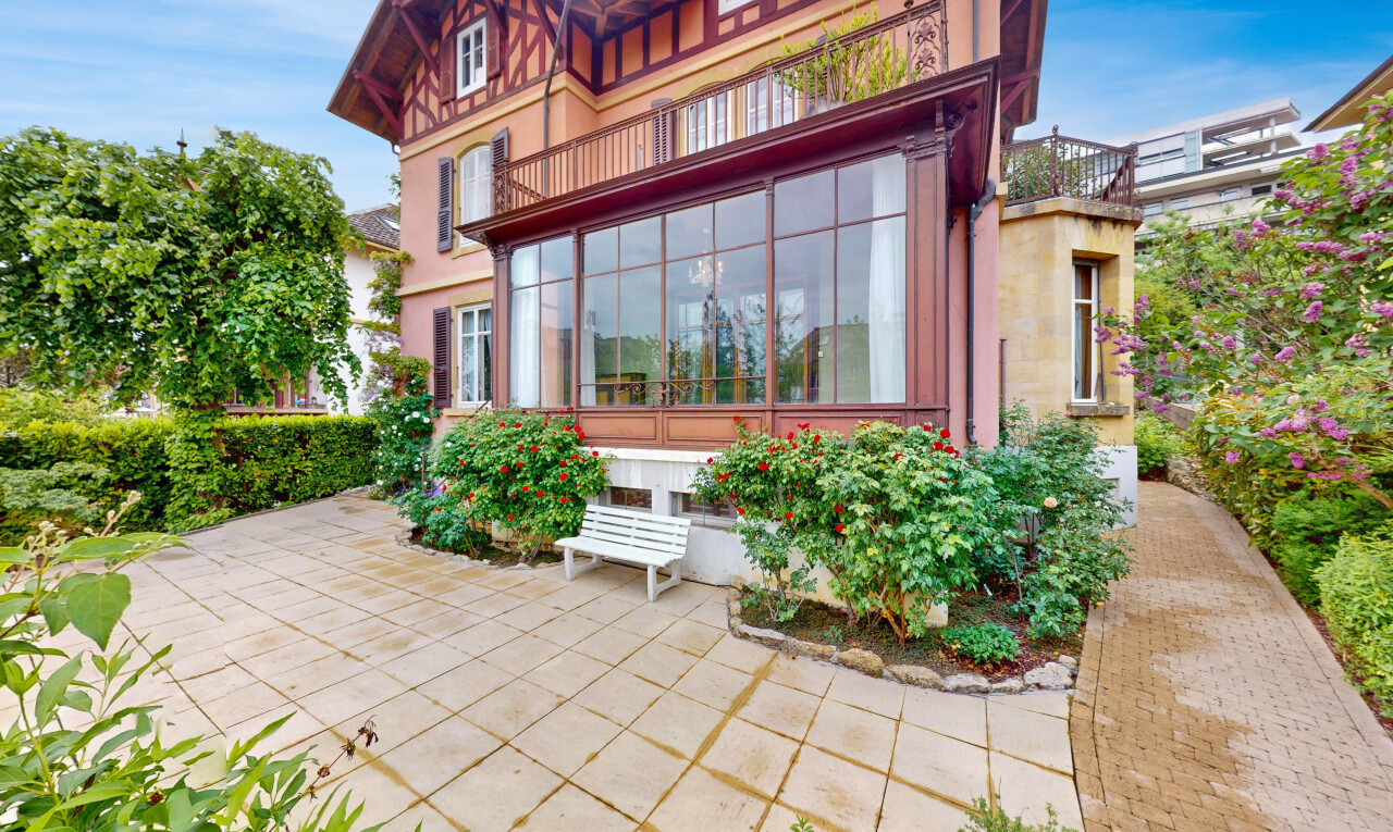 façade avec balcon, terrasse, bardage en verre, property visible, et day time