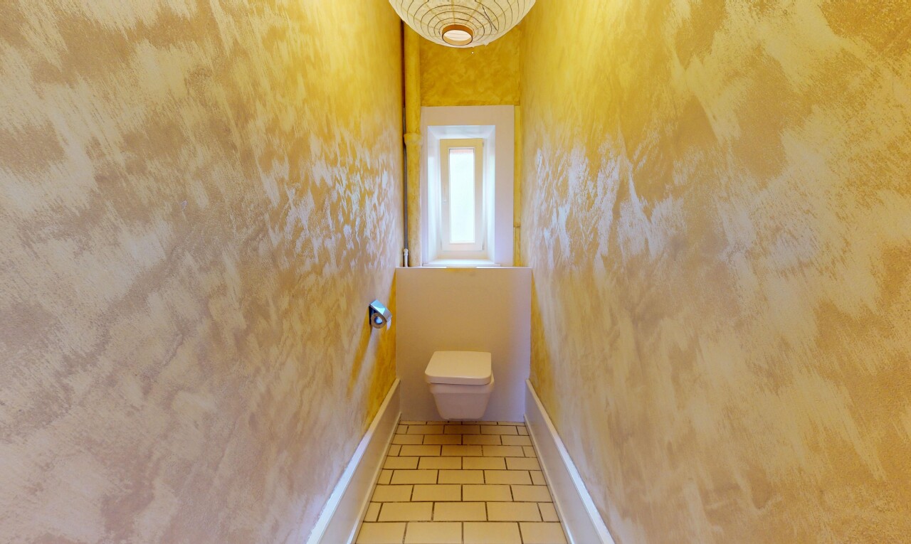 couloir avec lumière naturelle, natural light, sol en carrelage, tile floor, et inside property