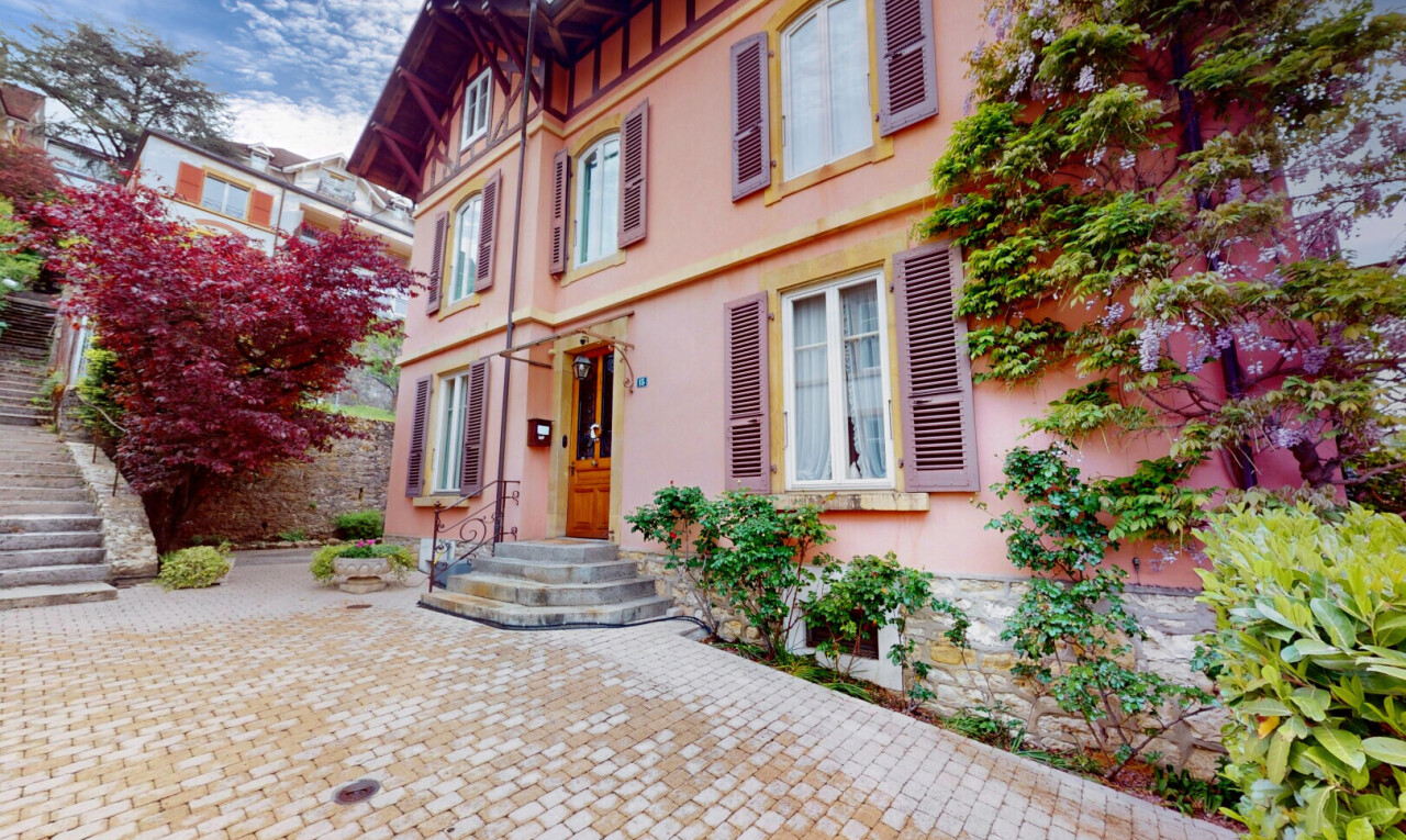 façade avec perron, bardage en stuc, property visible, et day time