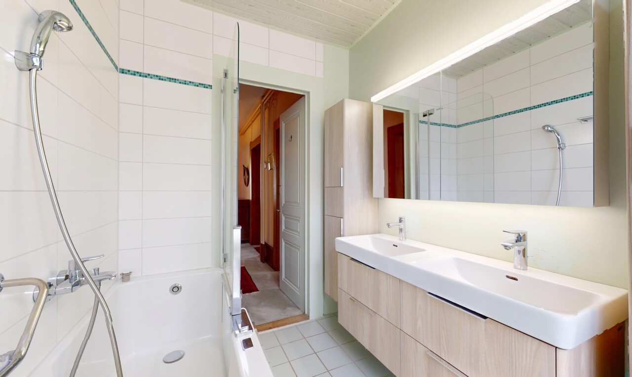 salle de bains avec tile shower, bain, inside property, salle de bain complète, et évier