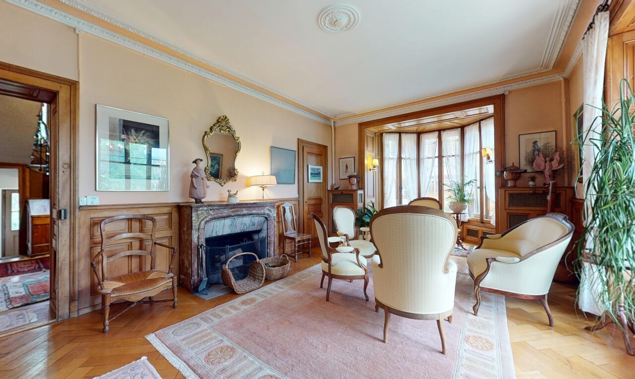 salon avec parquet floor, moulures, crown molding, lumière naturelle, et natural light