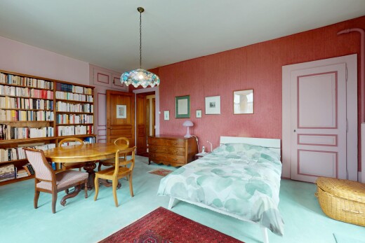 zimmer / schlafzimmer mit teppich, carpet, und inside property