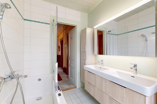 salle de bains avec tile shower, bain, inside property, salle de bain complète, et évier
