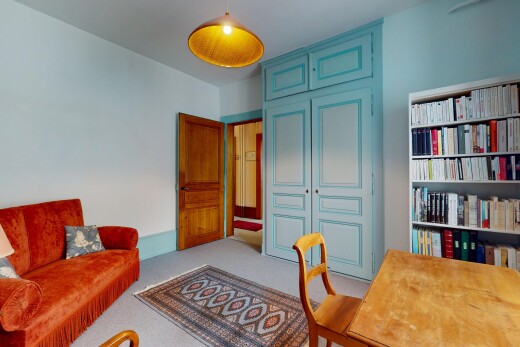 salon avec cloison sèche, drywall, moquette, carpet, et inside property