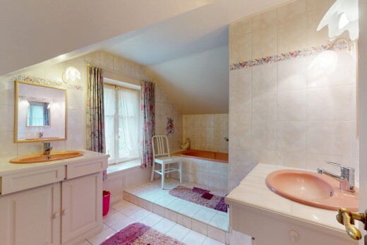 bad mit waschbecken, dachschräge, vaulted ceiling, fliesenboden, und tile floor