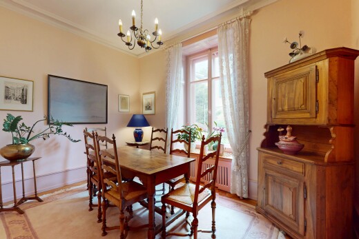 salle à manger avec lustre remarquable, moulures, crown molding, lumière naturelle, et natural light