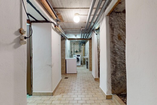 couloir avec lave-linge et sèche-linge, sous-sol, et inside property