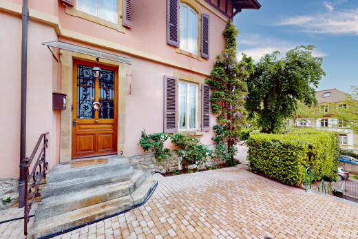 außenansicht mit vortreppe, stuckverkleidung, day time, und property visible