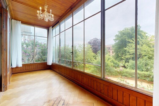 leerer raum mit parquet floor, bemerkenswerter kronleuchter, natürliches licht, natural light, und overcast