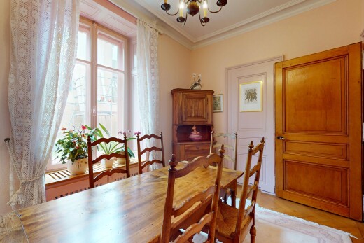 esszimmer mit bemerkenswerter kronleuchter, inside property, natürliches licht, natural light, und kronenstuck