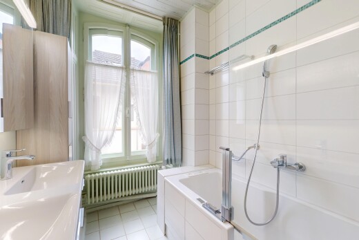 salle de bains avec radiateur, lumière naturelle, natural light, bain, et salle de bain complète