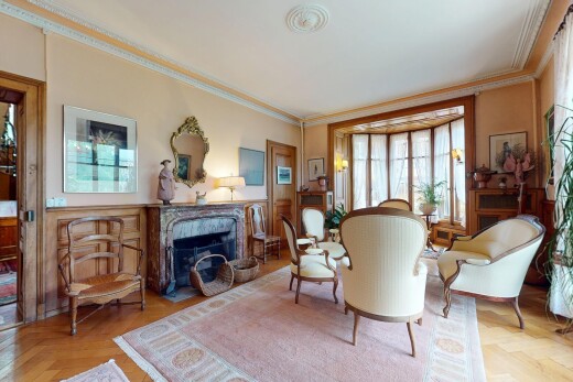 salon avec parquet floor, moulures, crown molding, lumière naturelle, et natural light