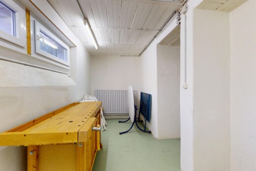 couloir avec sol en béton, concrete floor, finished concrete floor, radiateur, et inside property