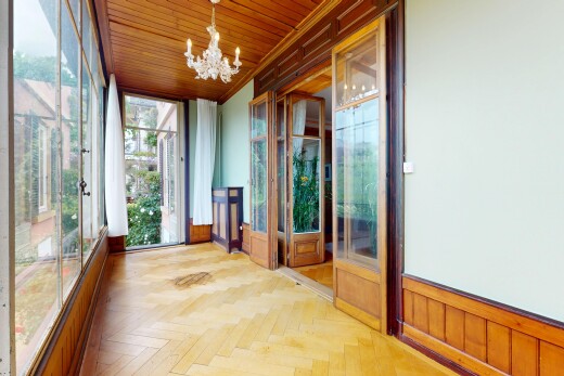 rezeption / lobby mit bemerkenswerter kronleuchter, inside property, parquet floor, wainscot wall, und natural light