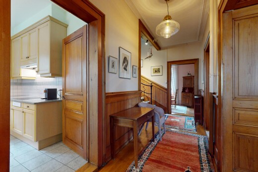 halle / korridor mit vertäfelungswand, wainscot wall, gipskartonwand, drywall, und küchenrückwand beim Herd