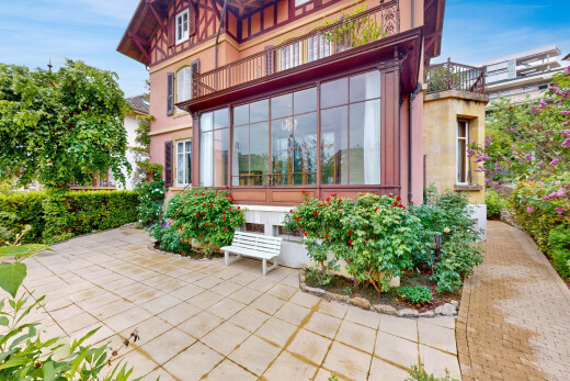 façade avec balcon, terrasse, bardage en verre, property visible, et day time