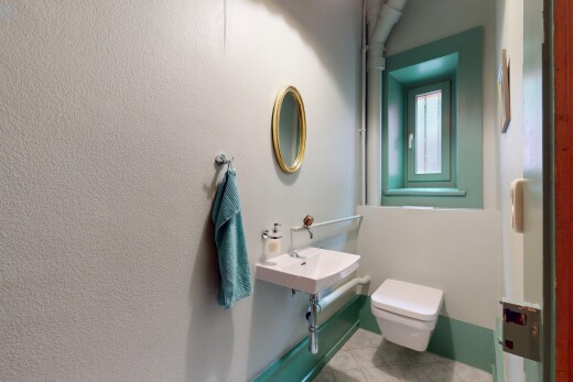 salle de bains avec toilette, miroir, lumière naturelle, natural light, et sol en carrelage