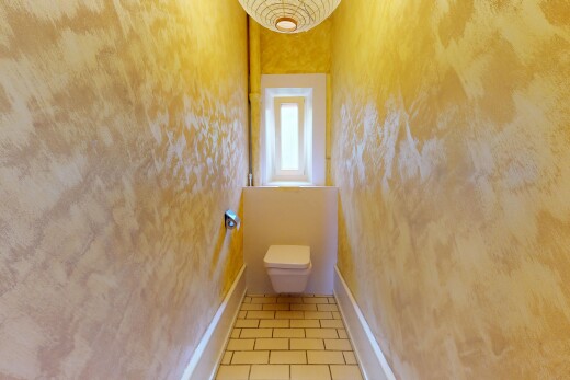 couloir avec lumière naturelle, natural light, sol en carrelage, tile floor, et inside property