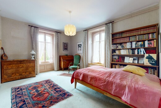 zimmer / schlafzimmer mit natürliches licht, natural light, inside property, teppich, und carpet