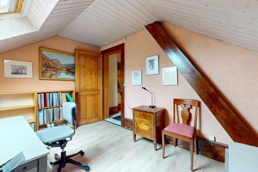 bureau avec pièce supplémentaire, sol en finition bois, wood finish floor, plafond voûté, et vaulted ceiling