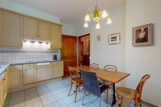 küche mit bemerkenswerter kronleuchter, küchenrückwand beim herd, küchenrückwand beim Herd, schranktüren mit vertiefter mittelplatte, und herd