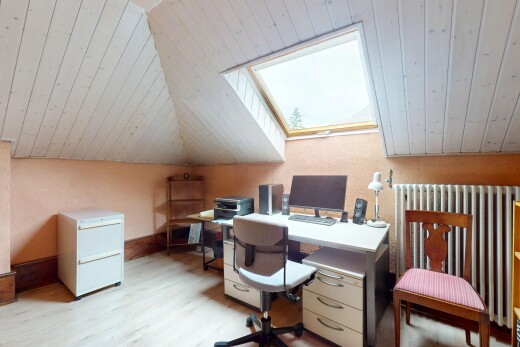 büro mit zusätzliches zimmer, fernseher, holzfußboden, wood finish floor, und dachfenster