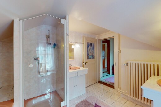 salle de bains avec radiateur, douche, tile shower, sol en carrelage, et tile floor