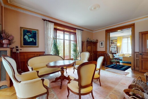 salle à manger avec lumière naturelle, natural light, mur à lambris, wainscot wall, et inside property