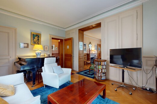 salon avec télévision, moulures, crown molding, parquet floor, et inside property
