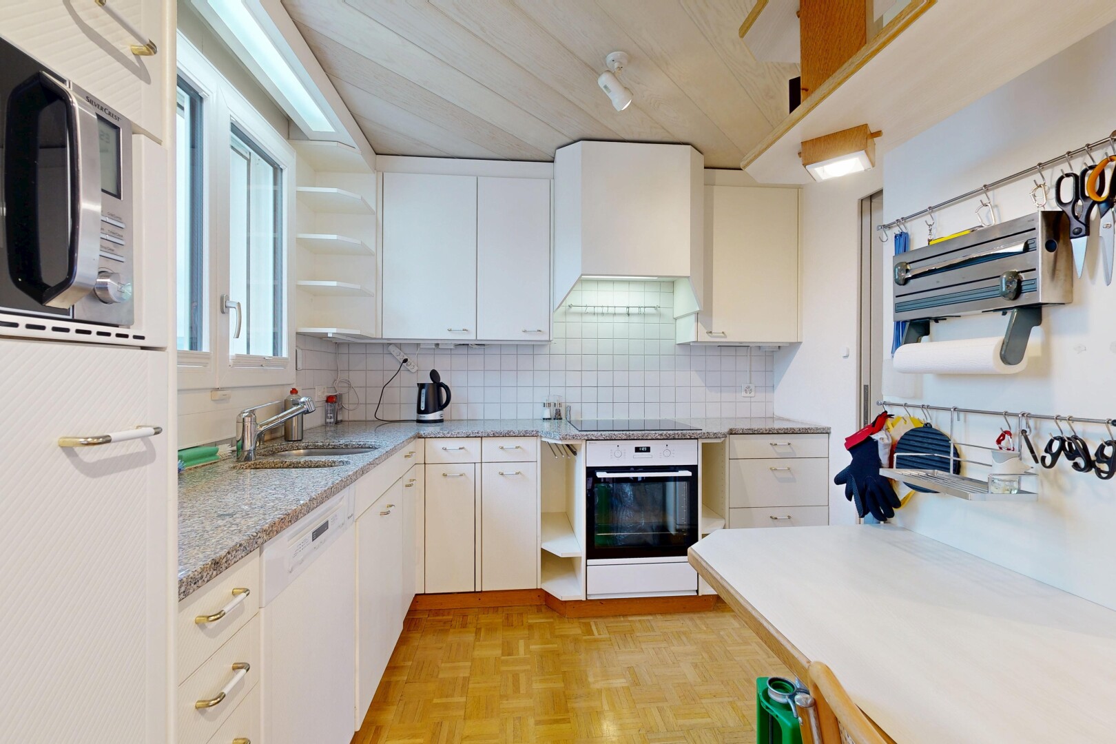 cuisine avec étagères ouvertes, plans de travail, parquet floor, micro-ondes, et backsplash