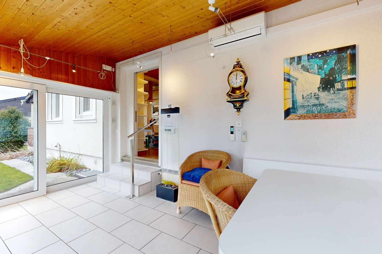 salon avec wood ceiling, plafond en bois, natural light, lumière naturelle, et climatiseur mural