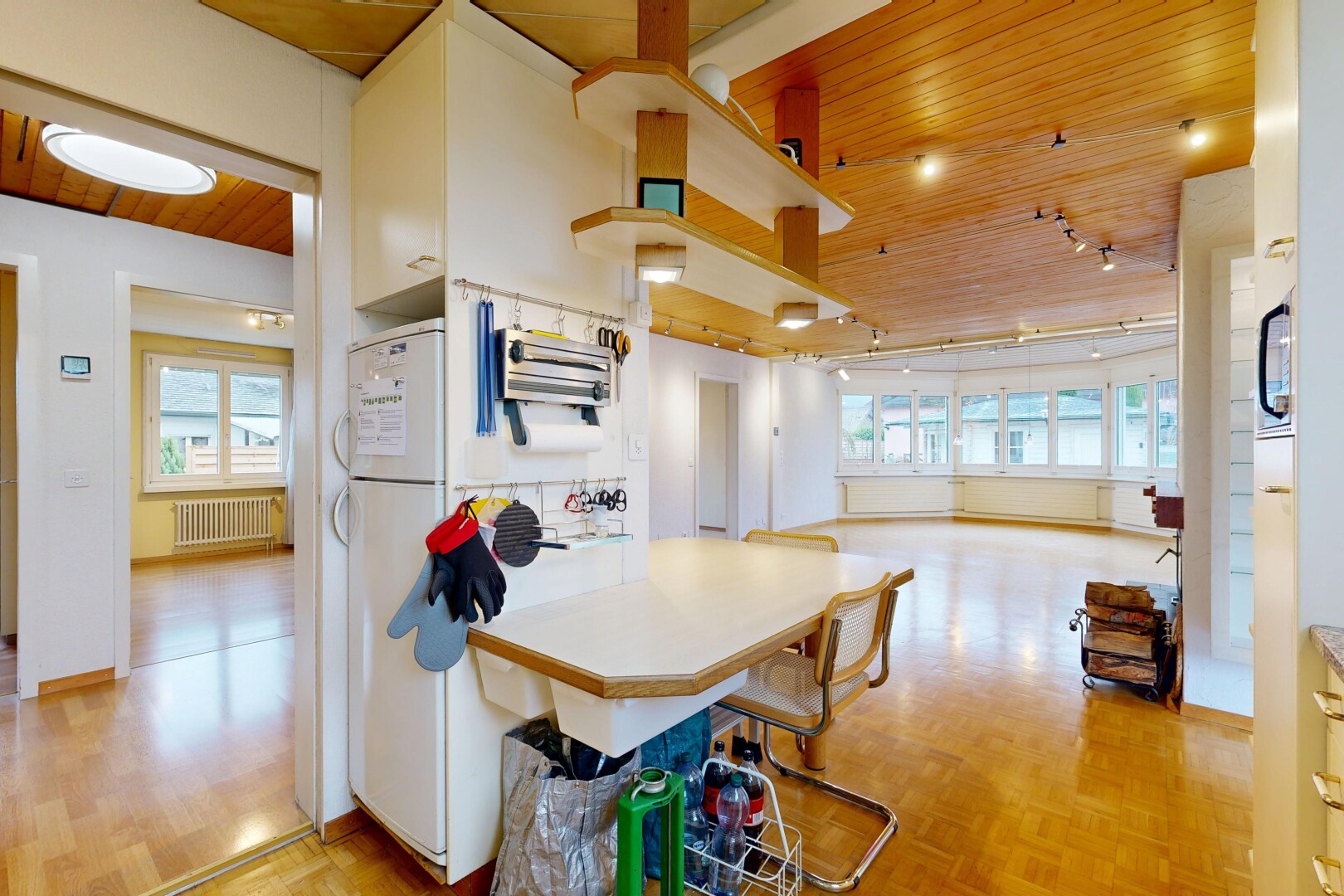 cuisine avec wood ceiling, natural light, lumière naturelle, inside community, et radiateur
