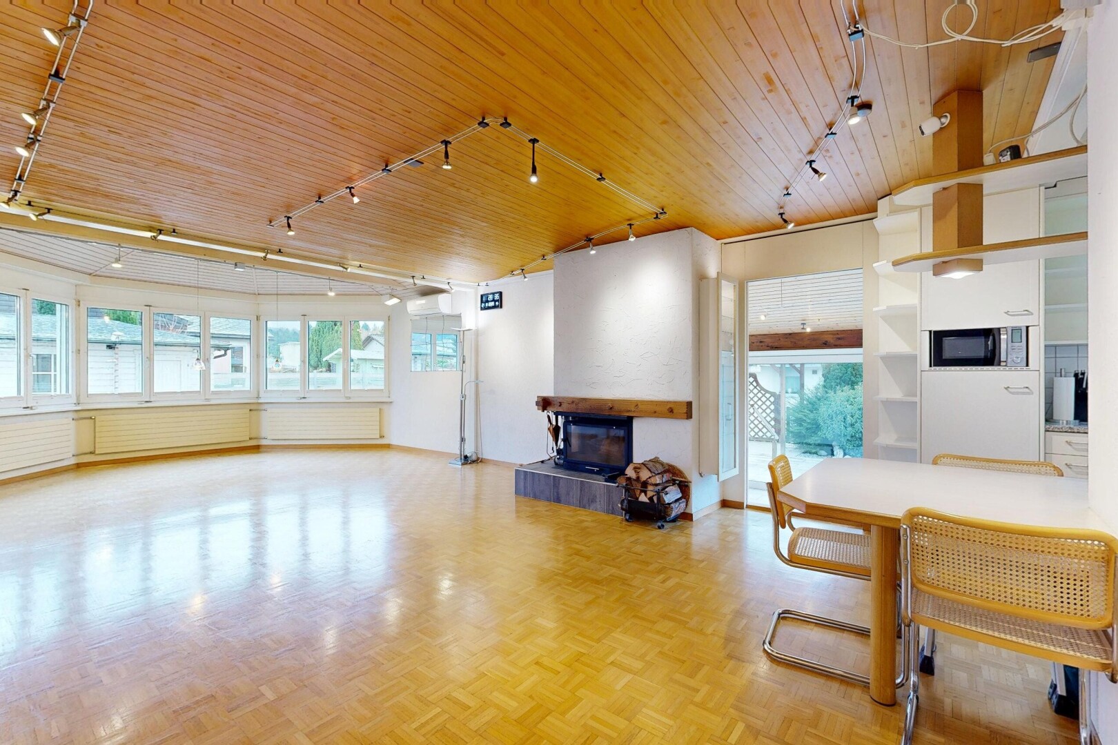 salle à manger avec track lighting, éclairage sur rail, wood ceiling, plafond en bois, et parquet floor