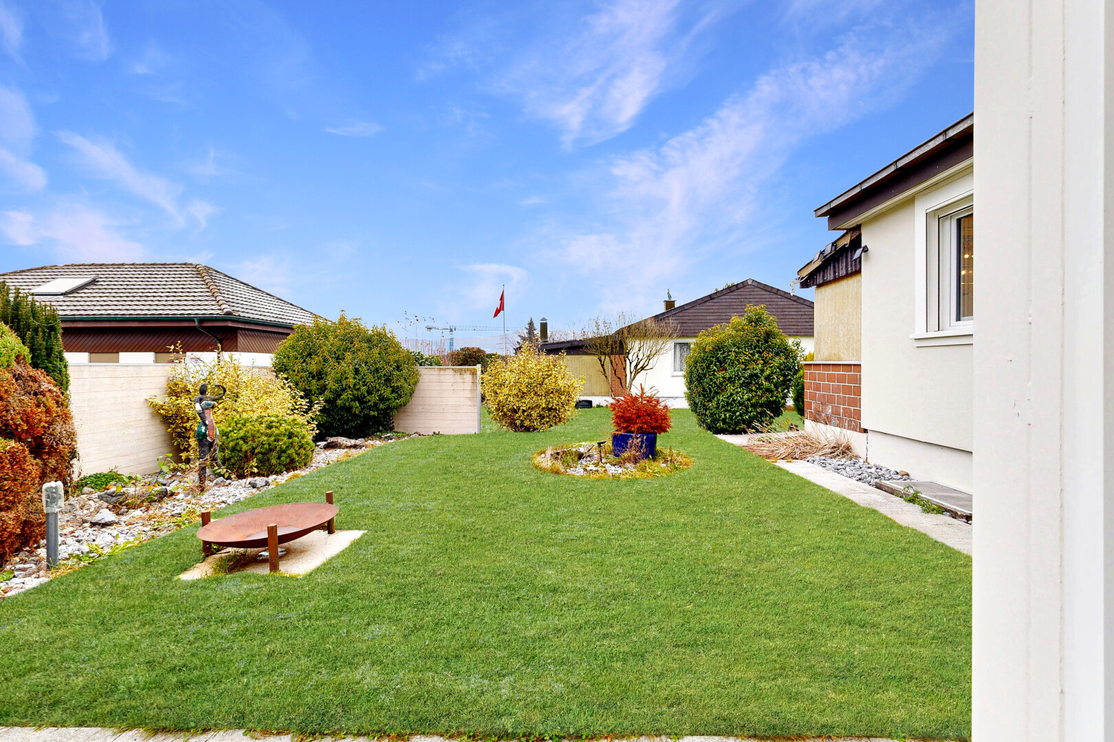 jardin avec pelouse, clôture, day time, et from property