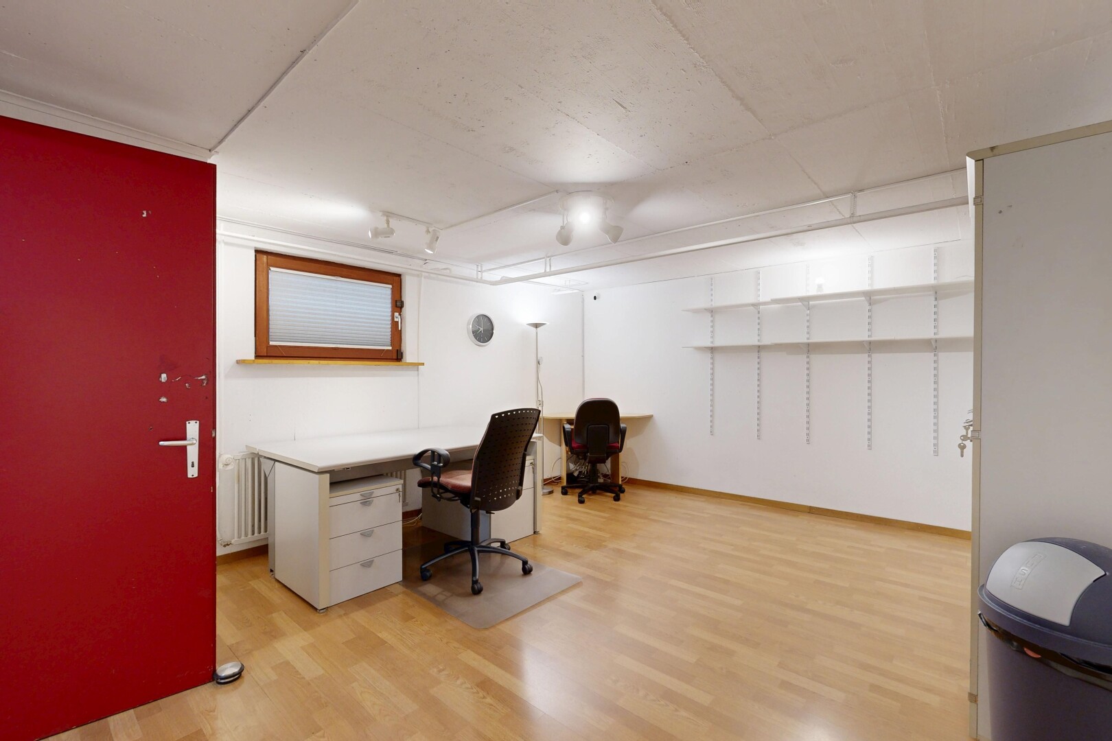 bureau avec inside property, sol en finition bois, wood finish floor, cloison sèche, et drywall