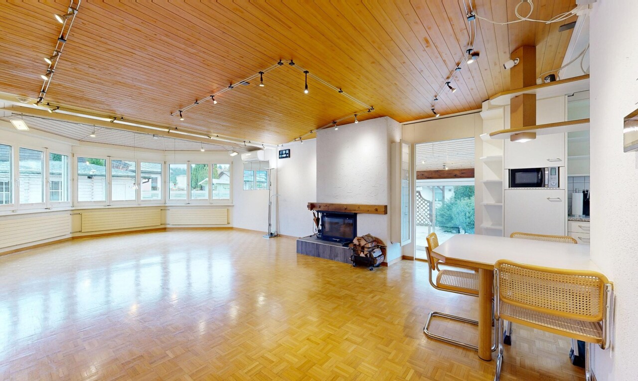 salle à manger avec track lighting, éclairage sur rail, wood ceiling, plafond en bois, et parquet floor