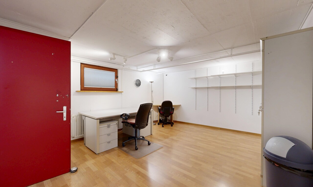 bureau avec inside property, sol en finition bois, wood finish floor, cloison sèche, et drywall