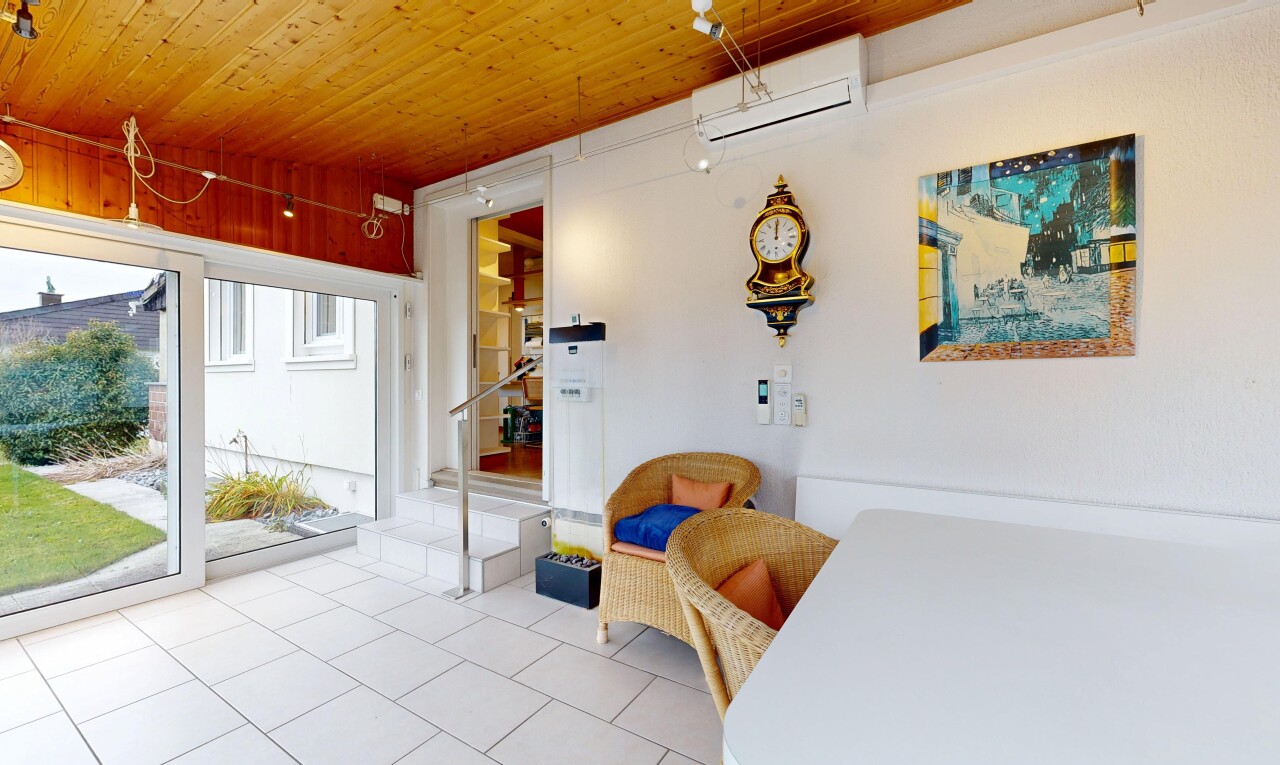 salon avec wood ceiling, plafond en bois, natural light, lumière naturelle, et climatiseur mural
