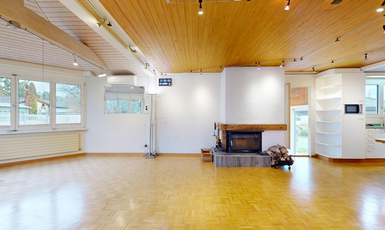 salon avec track lighting, éclairage sur rail, natural light, lumière naturelle, et cheminée