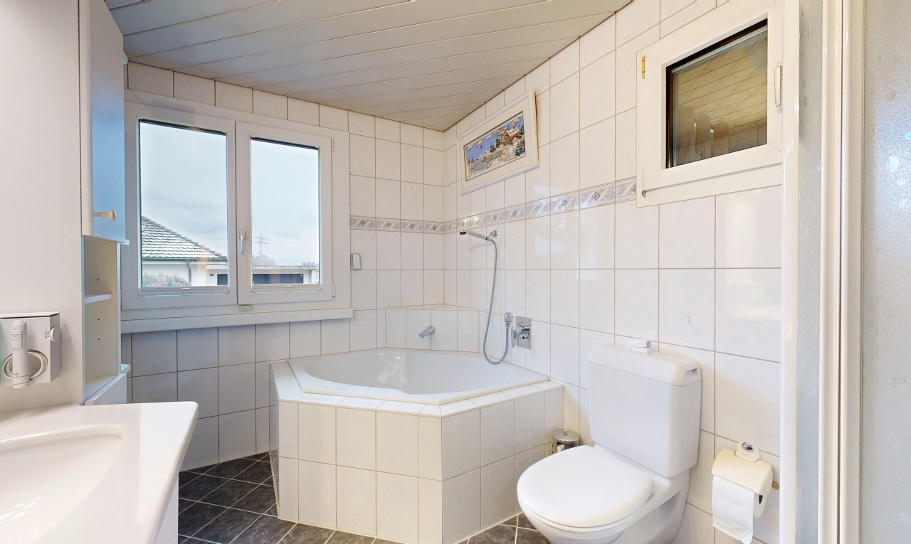 salle de bains avec tile wall, mur en carrelage, salle de bain complète, inside property, et toilette
