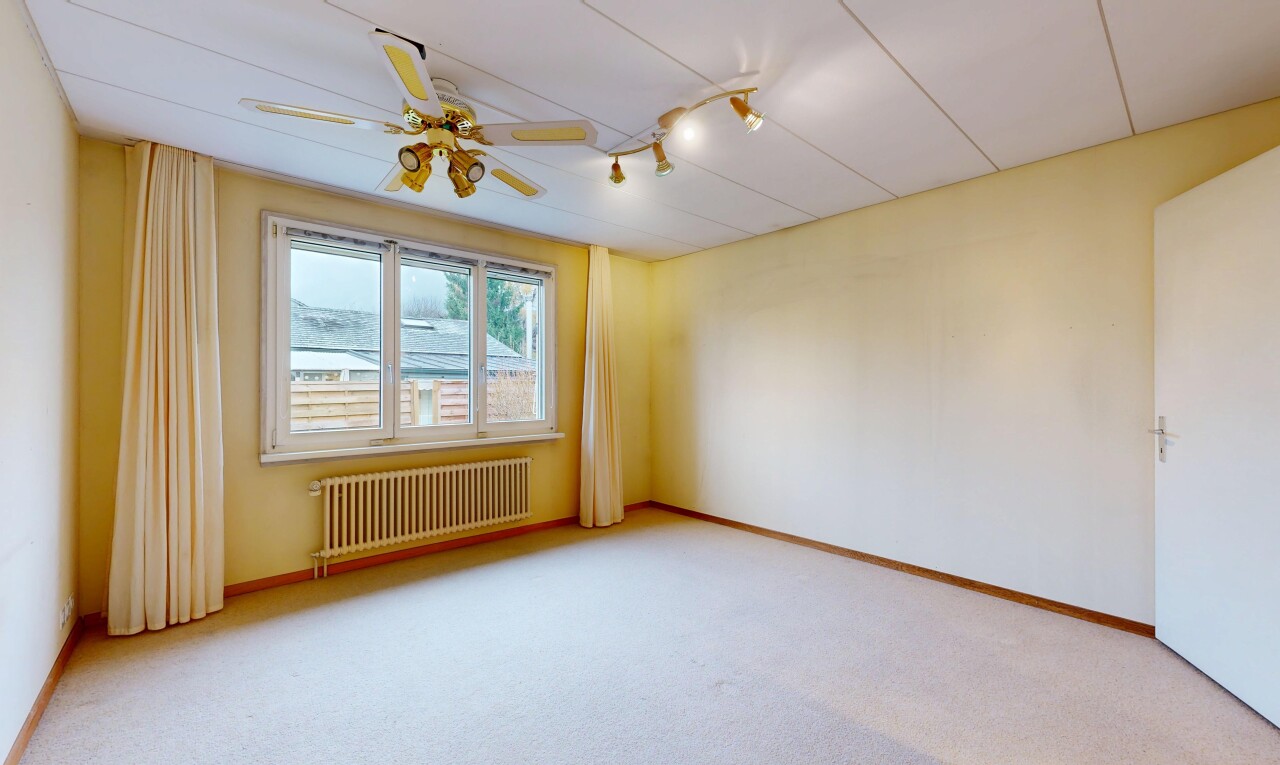 pièce vide avec radiateur, cloison sèche, drywall, lumière naturelle, et natural light