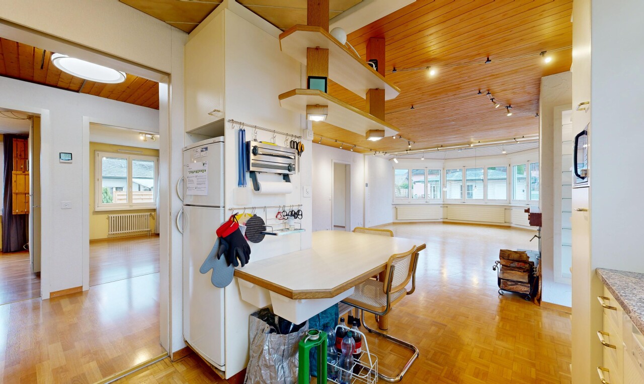 cuisine avec wood ceiling, natural light, lumière naturelle, inside community, et radiateur
