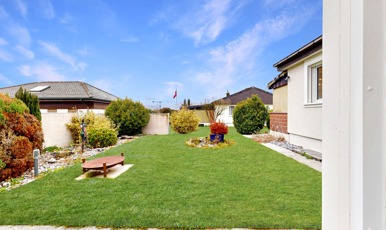 jardin avec pelouse, clôture, day time, et from property