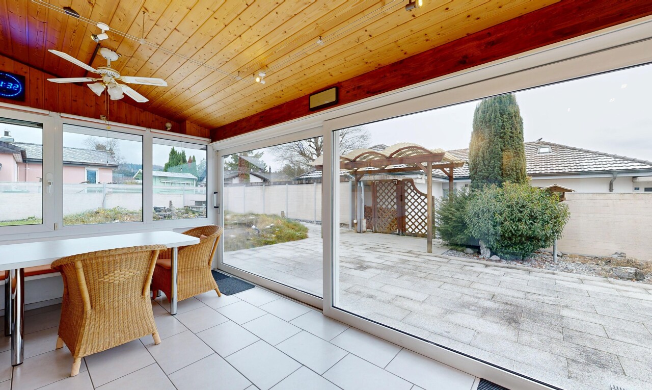 terrasse avec clôture, véranda, ventilateur de plafond, overcast, et coin repas extérieur