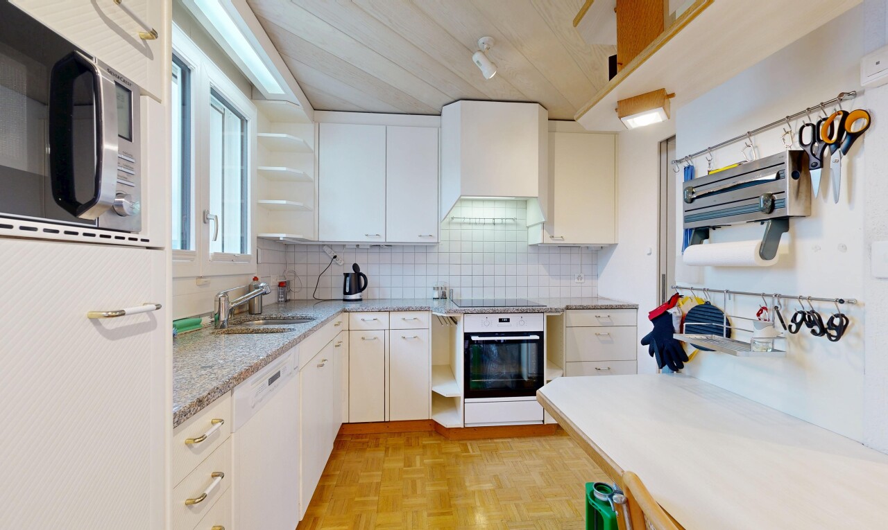 cuisine avec étagères ouvertes, plans de travail, parquet floor, micro-ondes, et backsplash