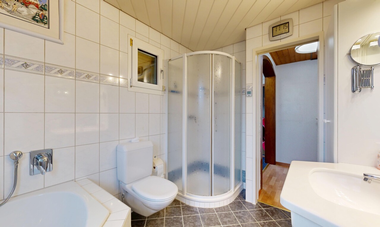 salle de bains avec lavabo (ou coiffeuse selon le contexte), salle de bain complète, douche, toilette, et wood ceiling