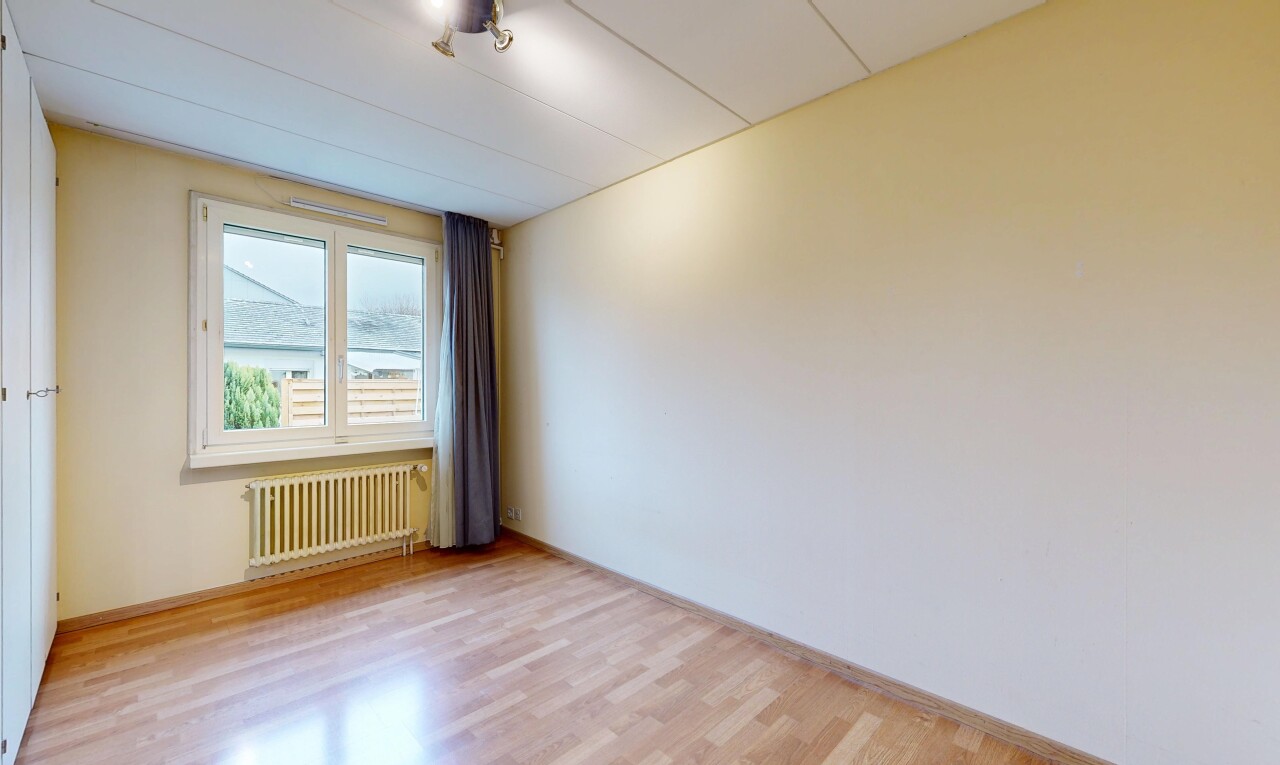 pièce vide avec drywall, cloison sèche, inside property, radiateur, et natural light