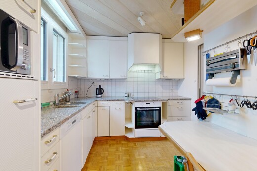 cuisine avec étagères ouvertes, plans de travail, parquet floor, micro-ondes, et backsplash