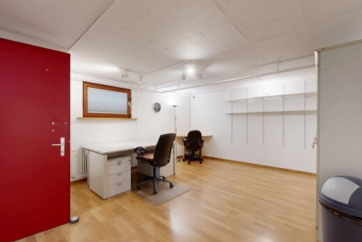 bureau avec inside property, sol en finition bois, wood finish floor, cloison sèche, et drywall