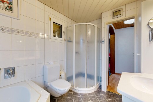 salle de bains avec lavabo (ou coiffeuse selon le contexte), salle de bain complète, douche, toilette, et wood ceiling